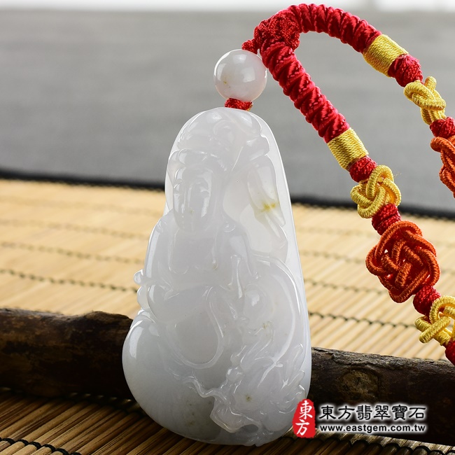 翡翠觀音項鍊玉珮右側照片 （已出售勿下標，可訂做）翡翠觀音項鍊玉珮（觀世音菩薩：觀音牌A貨翡翠觀音玉珮、緬甸玉觀音玉墜）。細糯種翡翠觀音，GY369。客製化訂做各種翡翠觀音吊墜玉珮項鍊。★附A貨翡翠雙證書