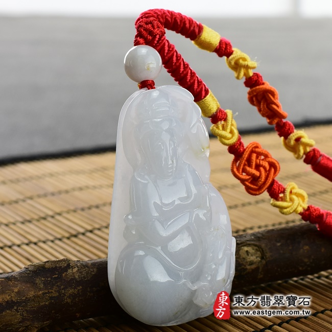 翡翠觀音項鍊玉珮左側照片 （已出售勿下標，可訂做）翡翠觀音項鍊玉珮（觀世音菩薩：觀音牌A貨翡翠觀音玉珮、緬甸玉觀音玉墜）。細糯種翡翠觀音，GY369。客製化訂做各種翡翠觀音吊墜玉珮項鍊。★附A貨翡翠雙證書