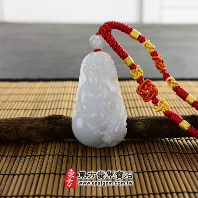 翡翠觀音項鍊玉珮情境照片 （已出售勿下標，可訂做）翡翠觀音項鍊玉珮（觀世音菩薩：觀音牌A貨翡翠觀音玉珮、緬甸玉觀音玉墜）。細糯種翡翠觀音，GY369。客製化訂做各種翡翠觀音吊墜玉珮項鍊。★附A貨翡翠雙證書