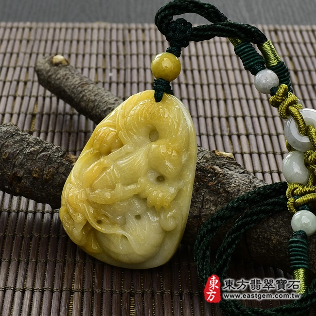 飛龍在天 右側照片 （已出售勿下標，可訂做）翡翠龍項鍊玉珮（飛龍在天：龍牌A貨翡翠龍玉珮、緬甸玉龍玉墜）。黃翡種龍，DR-163。客製化訂做各種翡翠龍吊墜玉珮項鍊。★附A貨翡翠雙證書  