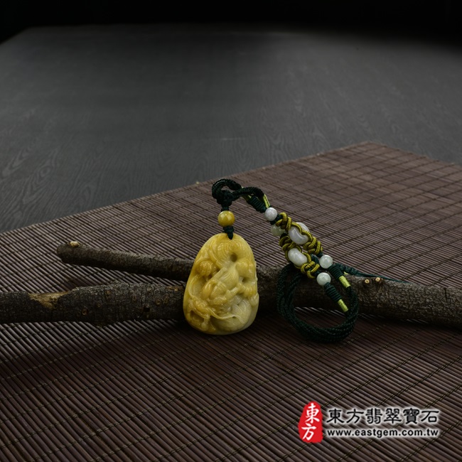 飛龍在天 情境照片 （已出售勿下標，可訂做）翡翠龍項鍊玉珮（飛龍在天：龍牌A貨翡翠龍玉珮、緬甸玉龍玉墜）。黃翡種龍，DR-163。客製化訂做各種翡翠龍吊墜玉珮項鍊。★附A貨翡翠雙證書  