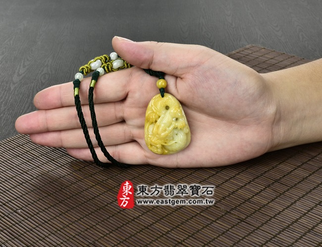 飛龍在天 大小示意照片 （已出售勿下標，可訂做）翡翠龍項鍊玉珮（飛龍在天：龍牌A貨翡翠龍玉珮、緬甸玉龍玉墜）。黃翡種龍，DR-163。客製化訂做各種翡翠龍吊墜玉珮項鍊。★附A貨翡翠雙證書  