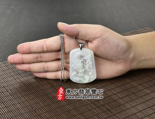 飛騰游龍 大小示意照片 翡翠龍項鍊玉珮（飛騰游龍：龍牌A貨翡翠龍玉珮、緬甸玉龍玉墜）。細糯種龍，DR-165。客製化訂做各種翡翠龍吊墜玉珮項鍊。★附A貨翡翠雙證書