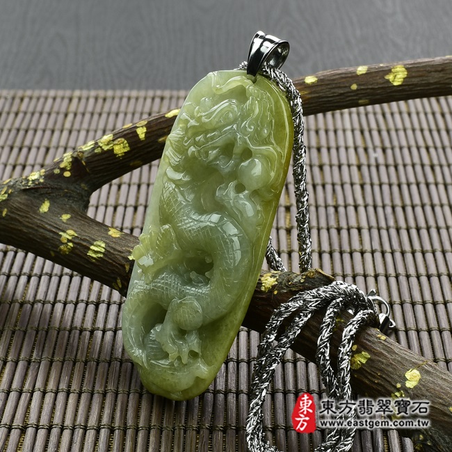 飛龍在天 右側照片 （已出售勿下標，可訂做）翡翠龍項鍊玉珮（飛龍在天：龍牌A貨翡翠龍玉珮、緬甸玉龍玉墜）。糯種帶黃翡龍，DR-171。客製化訂做各種翡翠龍吊墜玉珮項鍊。★附A貨翡翠雙證書