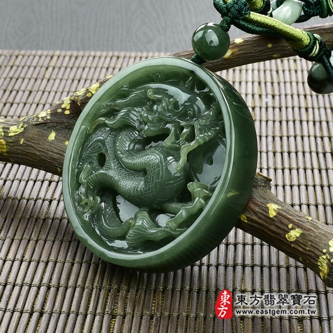 龍行天下 右側照片 （已出售勿下標，可訂做）翡翠龍項鍊玉珮（龍行天下：龍牌A貨翡翠龍玉珮、緬甸玉龍玉墜）。油青糯種龍，DR177。客製化訂做各種翡翠龍吊墜玉珮項鍊。★附A貨翡翠雙證書 