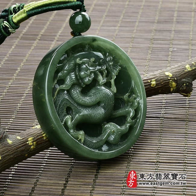 龍行天下 左側照片 （已出售勿下標，可訂做）翡翠龍項鍊玉珮（龍行天下：龍牌A貨翡翠龍玉珮、緬甸玉龍玉墜）。油青糯種龍，DR177。客製化訂做各種翡翠龍吊墜玉珮項鍊。★附A貨翡翠雙證書 