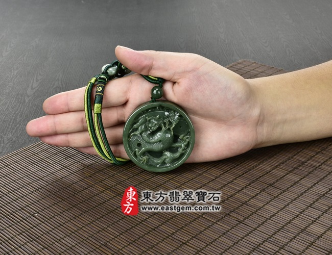 龍行天下 大小示意照片 （已出售勿下標，可訂做）翡翠龍項鍊玉珮（龍行天下：龍牌A貨翡翠龍玉珮、緬甸玉龍玉墜）。油青糯種龍，DR177。客製化訂做各種翡翠龍吊墜玉珮項鍊。★附A貨翡翠雙證書 