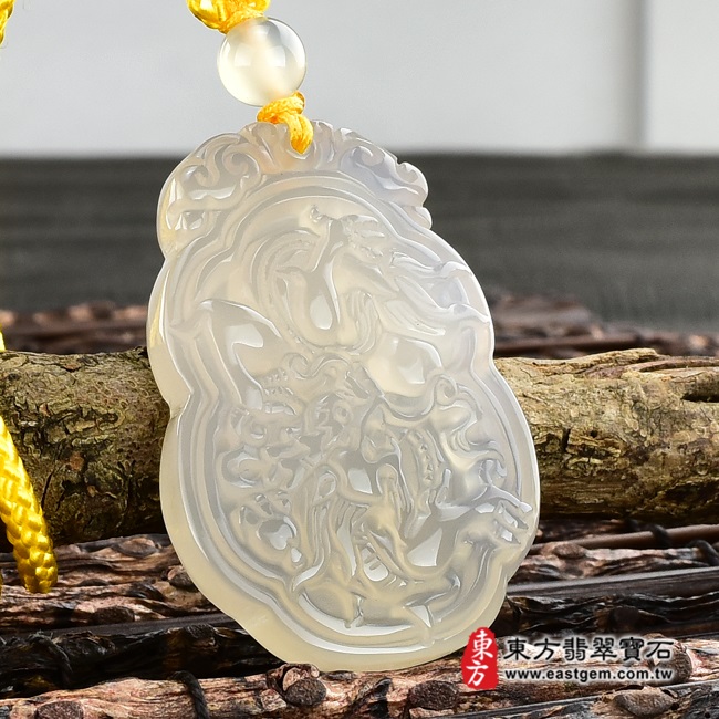 祥龍獻瑞 左側照片 瑪瑙龍項鍊玉珮（祥龍獻瑞：龍牌瑪瑙龍玉珮、玉髓龍玉墜、龍十二生肖項鍊）。淡黃色瑪瑙玉髓龍，DR093。客製化訂做各種瑪瑙龍吊墜玉珮項鍊。★附東方翡翠寶石保證卡