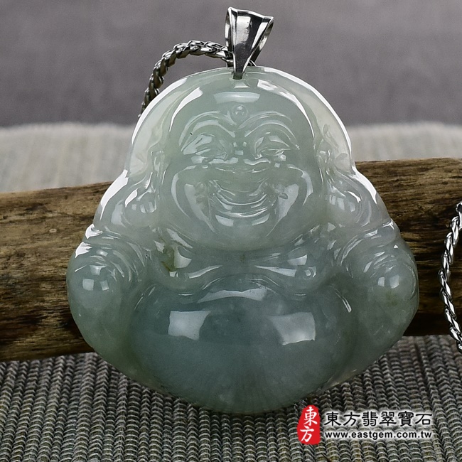 翡翠彌勒佛項鍊玉珮情境照片 （已出售勿下標，可訂做）翡翠彌勒佛項鍊玉珮（彌勒佛：彌勒佛牌A貨翡翠彌勒佛玉珮、緬甸玉彌勒佛玉墜）。綠色豆糯種彌勒佛，ML123。客製化訂做各種翡翠彌勒佛吊墜玉珮項鍊。★附A貨翡翠雙證書