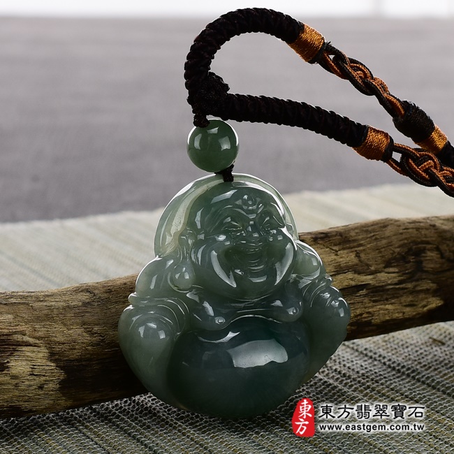翡翠彌勒佛項鍊玉珮左側照片 （已出售勿下標，可訂做）翡翠彌勒佛項鍊玉珮（彌勒佛：彌勒佛牌A貨翡翠彌勒佛玉珮、緬甸玉彌勒佛玉墜）。綠色糯種彌勒佛，ML124。客製化訂做各種翡翠彌勒佛吊墜玉珮項鍊。★附A貨翡翠雙證書