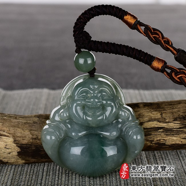 翡翠彌勒佛項鍊玉珮情境照片 （已出售勿下標，可訂做）翡翠彌勒佛項鍊玉珮（彌勒佛：彌勒佛牌A貨翡翠彌勒佛玉珮、緬甸玉彌勒佛玉墜）。綠色糯種彌勒佛，ML124。客製化訂做各種翡翠彌勒佛吊墜玉珮項鍊。★附A貨翡翠雙證書