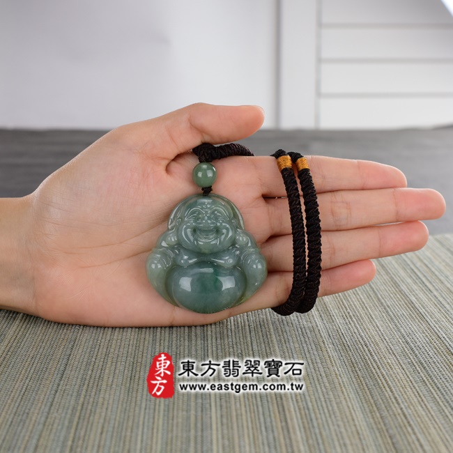 翡翠彌勒佛項鍊玉珮大小示意照片 （已出售勿下標，可訂做）翡翠彌勒佛項鍊玉珮（彌勒佛：彌勒佛牌A貨翡翠彌勒佛玉珮、緬甸玉彌勒佛玉墜）。綠色糯種彌勒佛，ML124。客製化訂做各種翡翠彌勒佛吊墜玉珮項鍊。★附A貨翡翠雙證書