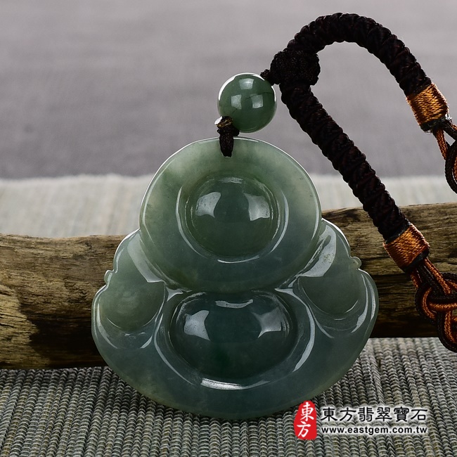 翡翠彌勒佛項鍊玉珮背面照片 （已出售勿下標，可訂做）翡翠彌勒佛項鍊玉珮（彌勒佛：彌勒佛牌A貨翡翠彌勒佛玉珮、緬甸玉彌勒佛玉墜）。綠色糯種彌勒佛，ML124。客製化訂做各種翡翠彌勒佛吊墜玉珮項鍊。★附A貨翡翠雙證書
