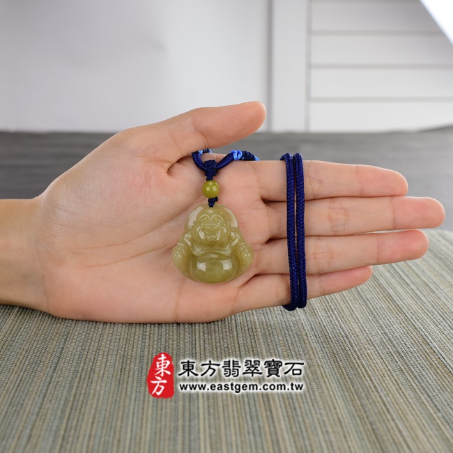 翡翠彌勒佛項鍊玉珮  大小示意圖 （已出售勿下標，可訂做）翡翠彌勒佛項鍊玉珮（彌勒佛：彌勒佛牌A貨翡翠彌勒佛玉珮、緬甸玉彌勒佛玉墜）。茶黃色豆糯種彌勒佛，ML125。客製化訂做各種翡翠彌勒佛吊墜玉珮項鍊。★附A貨翡翠雙證書