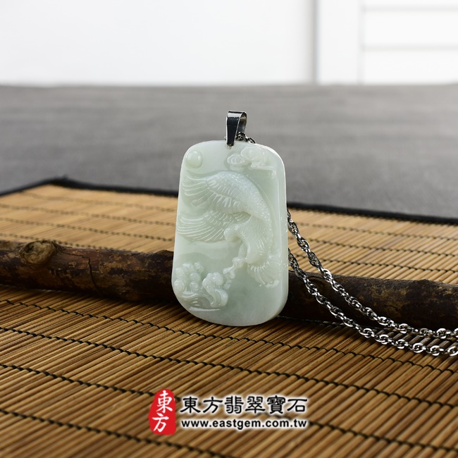 翡翠老鷹項鍊玉珮情境照片 翡翠老鷹項鍊玉珮（雄鷹展翅：老鷹牌A貨翡翠老鷹玉珮、緬甸玉老鷹玉墜）。微白綠色細豆種老鷹，EE005。客製化訂做各種翡翠老鷹吊墜玉珮項鍊。★附A貨翡翠雙證書