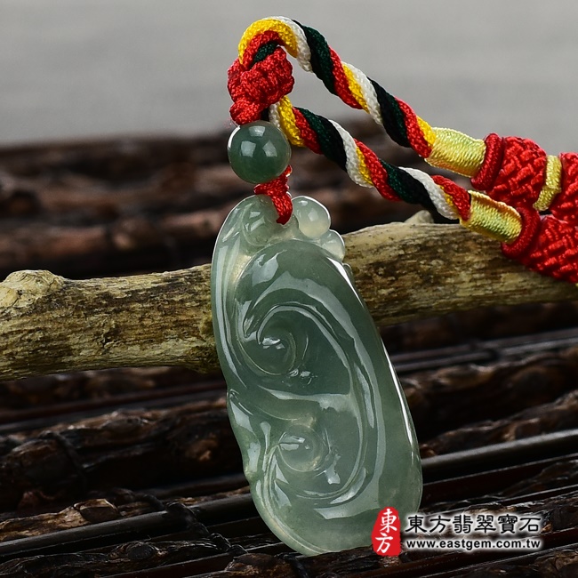 翡翠如意項鍊玉珮左側照片 翡翠如意項鍊玉珮（招財如意：如意牌A貨翡翠如意玉珮、緬甸玉如意玉墜）。深綠色油青糯種如意，LU322。客製化訂做各種翡翠如意吊墜玉珮項鍊。★附A貨翡翠雙證書