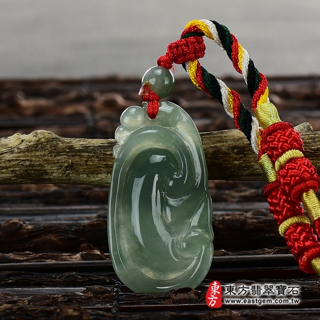 翡翠如意項鍊玉珮背面照片 翡翠如意項鍊玉珮（招財如意：如意牌A貨翡翠如意玉珮、緬甸玉如意玉墜）。深綠色油青糯種如意，LU322。客製化訂做各種翡翠如意吊墜玉珮項鍊。★附A貨翡翠雙證書