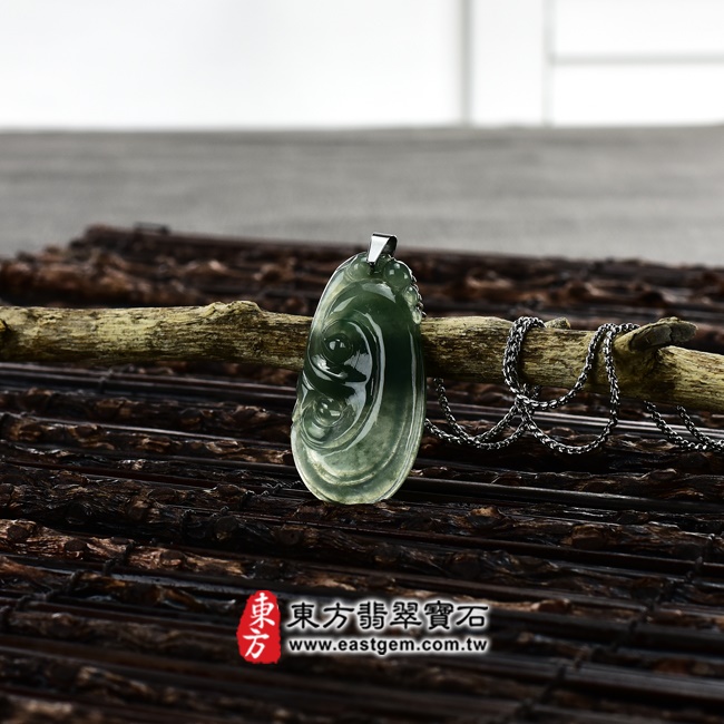 翡翠如意項鍊玉珮情境照片 翡翠如意項鍊玉珮（招財如意：如意牌A貨翡翠如意玉珮、緬甸玉如意玉墜）。深淺綠色油青冰種如意，LU326。客製化訂做各種翡翠如意吊墜玉珮項鍊。★附A貨翡翠雙證書