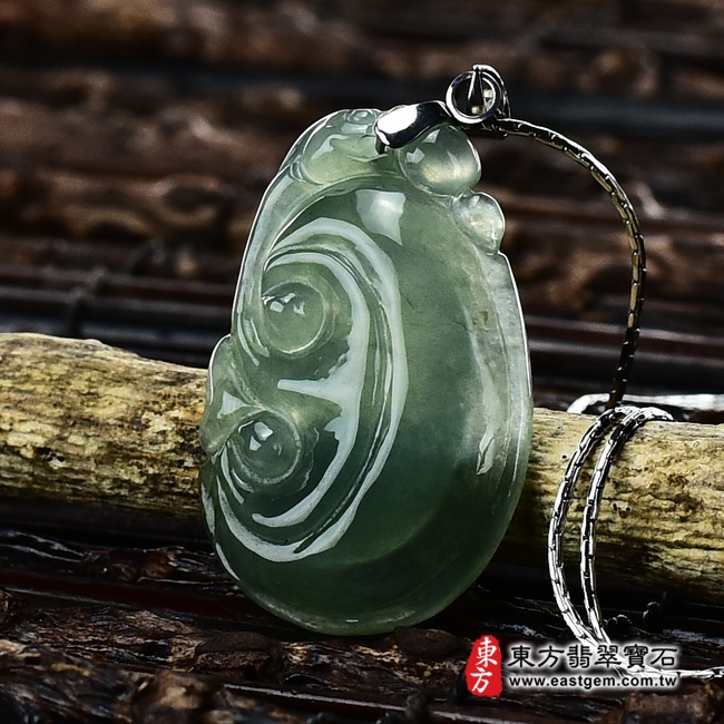 翡翠如意項鍊玉珮右側照片 （已出售勿下標，可訂做）翡翠如意項鍊玉珮（招財如意：如意牌A貨翡翠如意玉珮、緬甸玉如意玉墜）。淺綠色油青糯種如意，LU329。客製化訂做各種翡翠如意吊墜玉珮項鍊。★附A貨翡翠雙證書