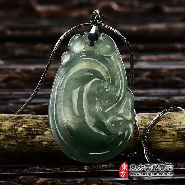 翡翠如意項鍊玉珮背面照片 （已出售勿下標，可訂做）翡翠如意項鍊玉珮（招財如意：如意牌A貨翡翠如意玉珮、緬甸玉如意玉墜）。淺綠色油青糯種如意，LU329。客製化訂做各種翡翠如意吊墜玉珮項鍊。★附A貨翡翠雙證書