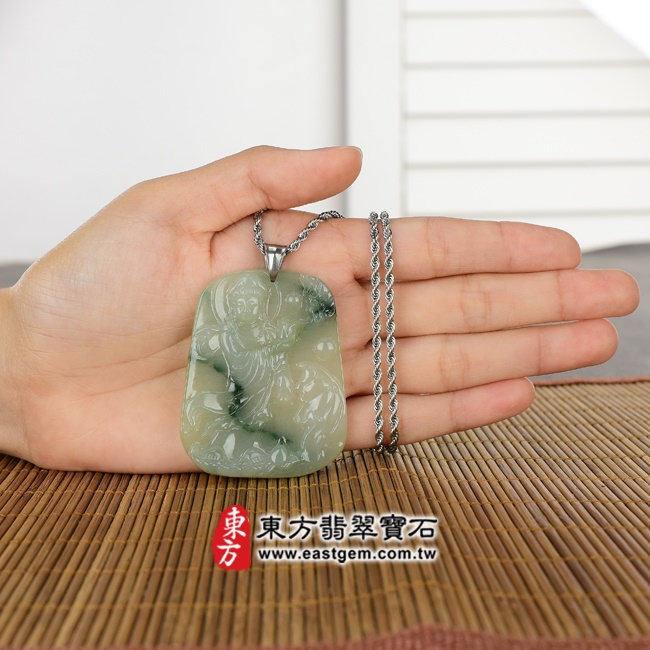 翡翠觀音項鍊大小示意圖照片 翡翠觀音項鍊玉珮（觀世音菩薩：觀音牌A貨翡翠觀音玉珮、緬甸玉觀音玉墜）。深淺綠色糯種帶飄花觀音，GY294。客製化訂做各種翡翠觀音吊墜玉珮項鍊。★附A貨翡翠雙證書