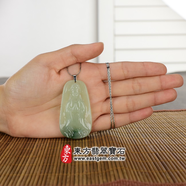 翡翠觀音項鍊大小示意圖照片 翡翠觀音項鍊玉珮（觀世音菩薩，合掌觀音：觀音牌A貨翡翠觀音玉珮、緬甸玉觀音玉墜）。深淺綠色糯種帶飄花觀音，GY333。客製化訂做各種翡翠觀音吊墜玉珮項鍊。★附A貨翡翠雙證書