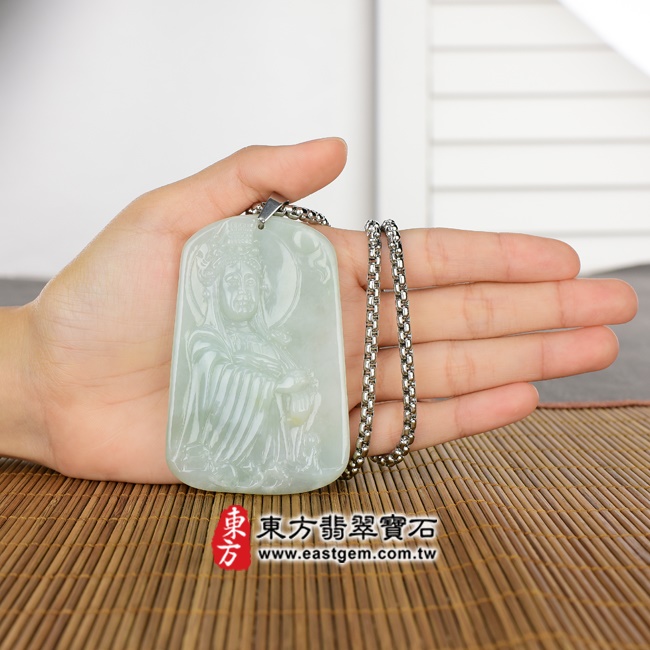 翡翠媽祖項鍊大小示意照片 （已出售勿下標，可訂做）翡翠媽祖項鍊玉珮（天上聖母：媽祖牌A貨翡翠媽祖玉珮、緬甸玉媽祖玉墜）。淡綠色細豆種媽祖，MD039。客製化訂做各種翡翠媽祖吊墜玉珮項鍊。★附A貨翡翠雙證書