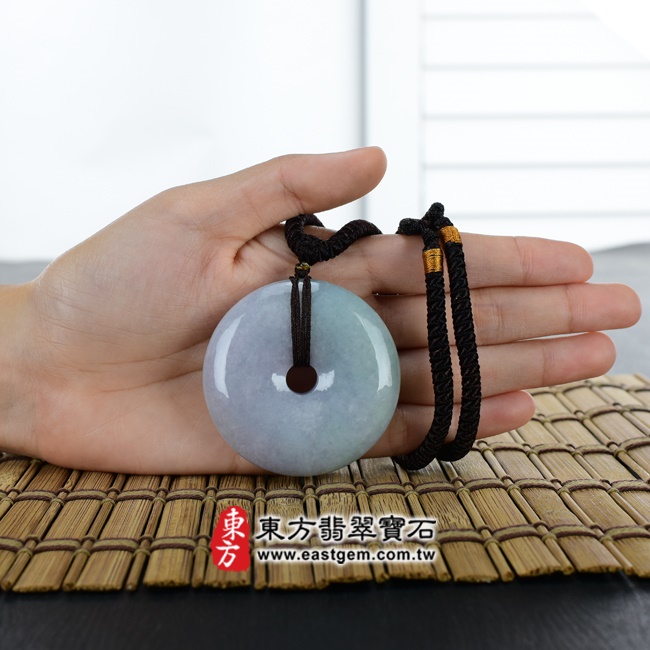 翡翠平安扣項鍊玉珮大小示意圖 翡翠平安扣項鍊玉珮（平安富貴：平安扣牌A貨翡翠平安扣玉珮、緬甸玉平安扣玉墜）。豆種帶春帶彩翡翠平安扣，PN240。客製化訂做各種翡翠平安扣吊墜玉珮項鍊。★附A貨翡翠雙證書