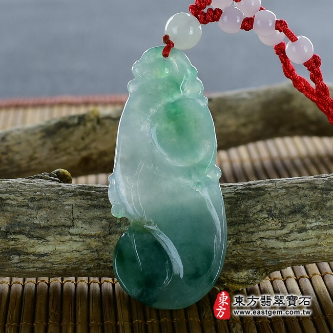 翡翠龍項鍊 背面照片 （已出售勿下標，可訂做）翡翠龍項鍊玉珮（畫龍點睛、招財富貴龍：龍牌A貨翡翠龍玉珮、緬甸玉龍玉墜、龍十二生肖項鍊）。白綠色糯種帶飄花翡翠龍，DR071。客製化訂做各種翡翠龍吊墜玉珮項鍊。★附東方翡翠寶石保證卡