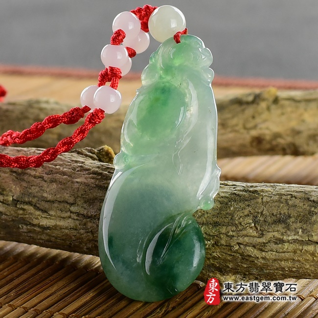 翡翠龍項鍊 右側照片 （已出售勿下標，可訂做）翡翠龍項鍊玉珮（畫龍點睛、招財富貴龍：龍牌A貨翡翠龍玉珮、緬甸玉龍玉墜、龍十二生肖項鍊）。白綠色糯種帶飄花翡翠龍，DR071。客製化訂做各種翡翠龍吊墜玉珮項鍊。★附東方翡翠寶石保證卡