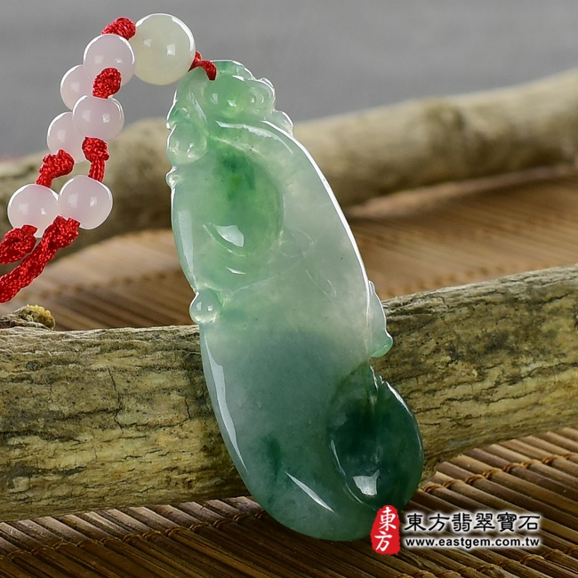 翡翠龍項鍊 左側照片 （已出售勿下標，可訂做）翡翠龍項鍊玉珮（畫龍點睛、招財富貴龍：龍牌A貨翡翠龍玉珮、緬甸玉龍玉墜、龍十二生肖項鍊）。白綠色糯種帶飄花翡翠龍，DR071。客製化訂做各種翡翠龍吊墜玉珮項鍊。★附東方翡翠寶石保證卡
