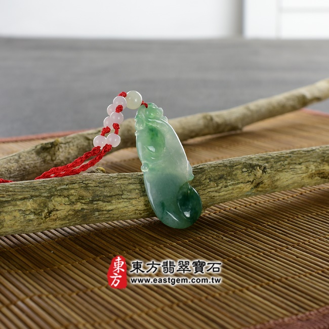 翡翠龍項鍊 情境照片 （已出售勿下標，可訂做）翡翠龍項鍊玉珮（畫龍點睛、招財富貴龍：龍牌A貨翡翠龍玉珮、緬甸玉龍玉墜、龍十二生肖項鍊）。白綠色糯種帶飄花翡翠龍，DR071。客製化訂做各種翡翠龍吊墜玉珮項鍊。★附東方翡翠寶石保證卡