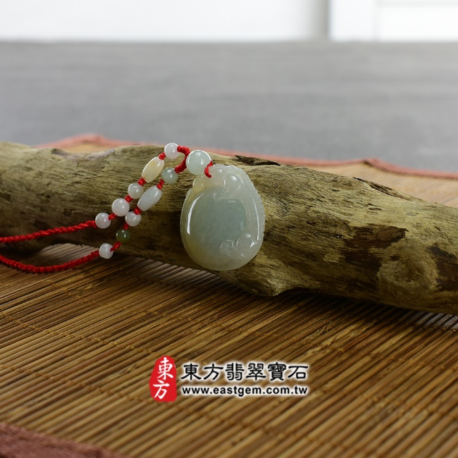 翡翠貔貅項鍊情境照片 （已出售勿下標，可訂做）翡翠貔貅項鍊玉珮（招財貔貅：貔貅牌A貨翡翠貔貅玉珮、緬甸玉貔貅玉墜）。白色糯種帶黃翡翠貔貅，PF003。客製化訂做各種翡翠貔貅吊墜玉珮項鍊。★附A貨翡翠雙證書