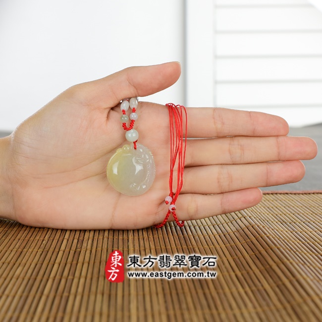 翡翠貔貅項鍊大小示意照片 （已出售勿下標，可訂做）翡翠貔貅項鍊玉珮（招財貔貅：貔貅牌A貨翡翠貔貅玉珮、緬甸玉貔貅玉墜）。白色糯種帶黃翡翠貔貅，PF003。客製化訂做各種翡翠貔貅吊墜玉珮項鍊。★附A貨翡翠雙證書