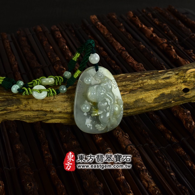 翡翠貔貅項鍊情境照片 （已出售勿下標，可訂做）翡翠貔貅項鍊玉珮（招財貔貅：貔貅牌A貨翡翠貔貅玉珮、緬甸玉貔貅玉墜）。灰綠色油青糯種貔貅，PF062。客製化訂做各種翡翠貔貅吊墜玉珮項鍊。★附A貨翡翠雙證書