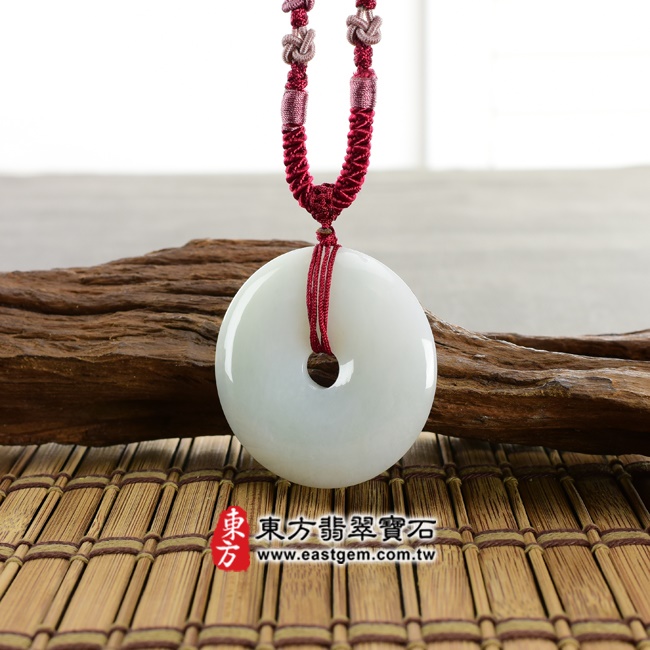 翡翠平安扣項鍊玉珮  情境照片 （已出售勿下標，可訂做）翡翠平安扣項鍊玉珮（平安富貴：平安扣牌A貨翡翠平安扣玉珮、緬甸玉平安扣玉墜）。淡白綠色細豆種平安扣，PN241。客製化訂做各種翡翠平安扣吊墜玉珮項鍊。★附A貨翡翠雙證書