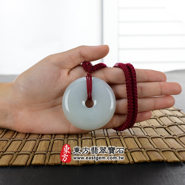 翡翠平安扣項鍊玉珮  大小示意圖 （已出售勿下標，可訂做）翡翠平安扣項鍊玉珮（平安富貴：平安扣牌A貨翡翠平安扣玉珮、緬甸玉平安扣玉墜）。淡白綠色細豆種平安扣，PN241。客製化訂做各種翡翠平安扣吊墜玉珮項鍊。★附A貨翡翠雙證書