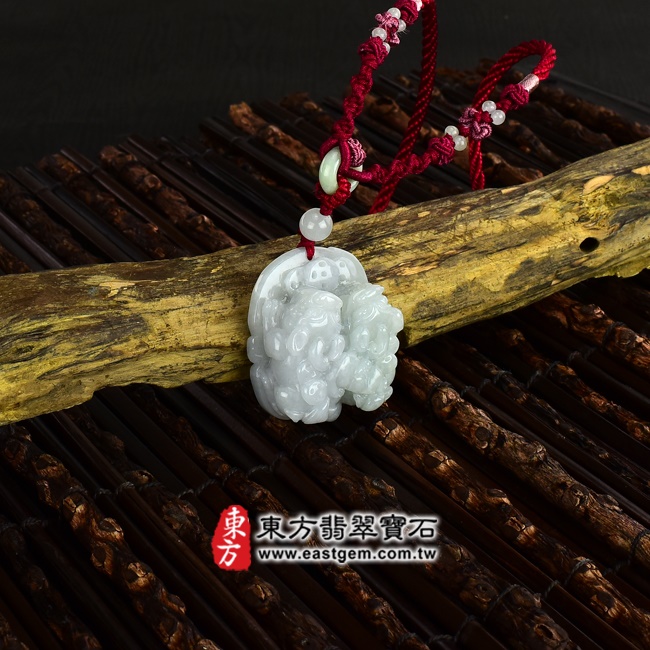 翡翠貔貅項鍊情境照片 （已出售勿下標，可訂做）翡翠貔貅項鍊玉珮（招財貔貅：貔貅牌A貨翡翠貔貅玉珮、緬甸玉貔貅玉墜）。綠色糯種帶白底青翡翠貔貅，PF140。客製化訂做各種翡翠貔貅吊墜玉珮項鍊。★附A貨翡翠雙證書