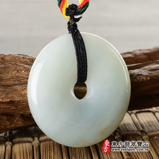 翡翠平安扣項鍊玉珮左側照片 翡翠平安扣項鍊玉珮（平安富貴：平安扣牌A貨翡翠平安扣玉珮、緬甸玉平安扣玉墜）。綠色細豆種平安扣，PN242。客製化訂做各種翡翠平安扣吊墜玉珮項鍊。★附A貨翡翠雙證書