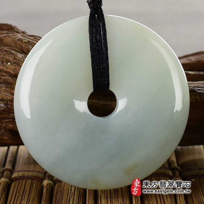 翡翠平安扣項鍊玉珮正面照片 翡翠平安扣項鍊玉珮（平安富貴：平安扣牌A貨翡翠平安扣玉珮、緬甸玉平安扣玉墜）。綠色細豆種平安扣，PN242。客製化訂做各種翡翠平安扣吊墜玉珮項鍊。★附A貨翡翠雙證書