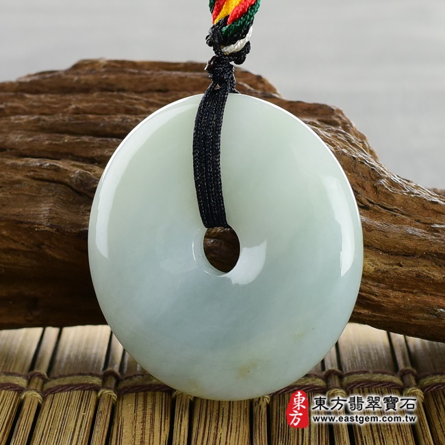 翡翠平安扣項鍊玉珮右側照片 翡翠平安扣項鍊玉珮（平安富貴：平安扣牌A貨翡翠平安扣玉珮、緬甸玉平安扣玉墜）。綠色細豆種平安扣，PN242。客製化訂做各種翡翠平安扣吊墜玉珮項鍊。★附A貨翡翠雙證書