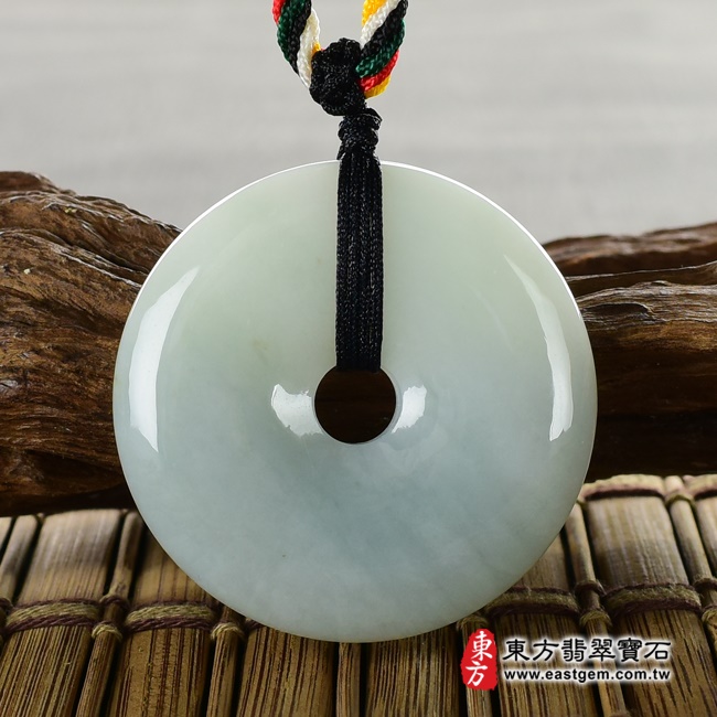 翡翠平安扣項鍊玉珮背面照片 翡翠平安扣項鍊玉珮（平安富貴：平安扣牌A貨翡翠平安扣玉珮、緬甸玉平安扣玉墜）。綠色細豆種平安扣，PN242。客製化訂做各種翡翠平安扣吊墜玉珮項鍊。★附A貨翡翠雙證書