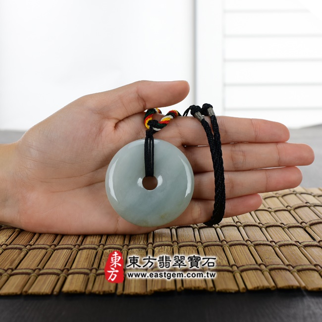 翡翠平安扣項鍊玉珮大小示意圖 翡翠平安扣項鍊玉珮（平安富貴：平安扣牌A貨翡翠平安扣玉珮、緬甸玉平安扣玉墜）。綠色細豆種平安扣，PN242。客製化訂做各種翡翠平安扣吊墜玉珮項鍊。★附A貨翡翠雙證書