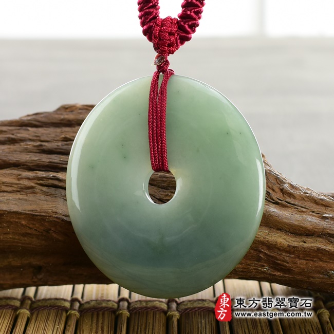 翡翠平安扣項鍊玉珮右側照片 翡翠平安扣項鍊玉珮（平安富貴：平安扣牌A貨翡翠平安扣玉珮、緬甸玉平安扣玉墜）。深綠色油青種平安扣，PN243。客製化訂做各種翡翠平安扣吊墜玉珮項鍊。★附A貨翡翠雙證書
