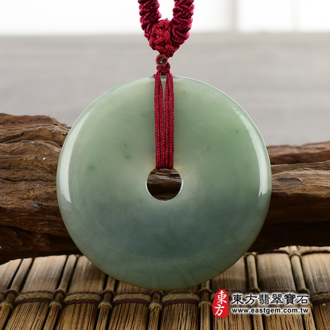 翡翠平安扣項鍊玉珮情境照片 翡翠平安扣項鍊玉珮（平安富貴：平安扣牌A貨翡翠平安扣玉珮、緬甸玉平安扣玉墜）。深綠色油青種平安扣，PN243。客製化訂做各種翡翠平安扣吊墜玉珮項鍊。★附A貨翡翠雙證書