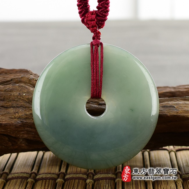 翡翠平安扣項鍊玉珮背面照片 翡翠平安扣項鍊玉珮（平安富貴：平安扣牌A貨翡翠平安扣玉珮、緬甸玉平安扣玉墜）。深綠色油青種平安扣，PN243。客製化訂做各種翡翠平安扣吊墜玉珮項鍊。★附A貨翡翠雙證書