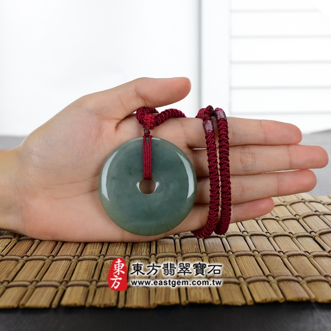 翡翠平安扣項鍊玉珮大小示意圖 翡翠平安扣項鍊玉珮（平安富貴：平安扣牌A貨翡翠平安扣玉珮、緬甸玉平安扣玉墜）。深綠色油青種平安扣，PN243。客製化訂做各種翡翠平安扣吊墜玉珮項鍊。★附A貨翡翠雙證書