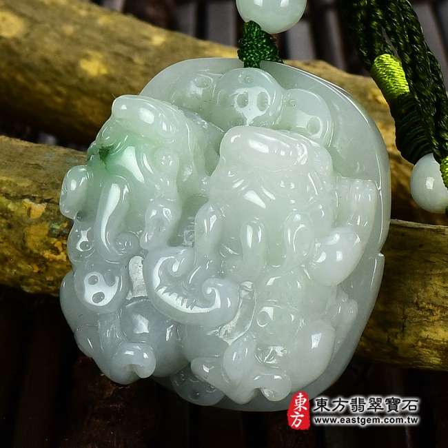 翡翠貔貅項鍊  左側照片 （已出售勿下標，可訂做）翡翠貔貅項鍊玉珮（招財貔貅：貔貅牌A貨翡翠貔貅玉珮、緬甸玉貔貅玉墜）。深淺綠色糯種帶飄花翡翠貔貅，PF142。客製化訂做各種翡翠貔貅吊墜玉珮項鍊。★附A貨翡翠雙證書
