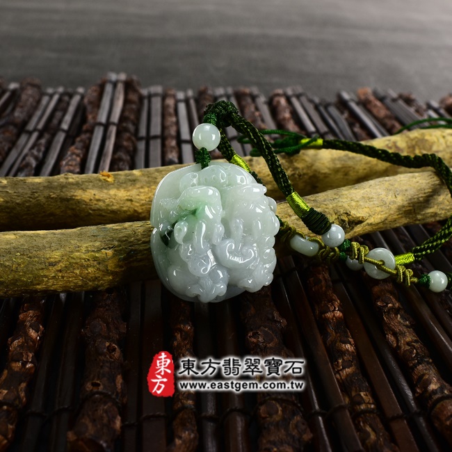 翡翠貔貅項鍊  情境照片 （已出售勿下標，可訂做）翡翠貔貅項鍊玉珮（招財貔貅：貔貅牌A貨翡翠貔貅玉珮、緬甸玉貔貅玉墜）。深淺綠色糯種帶飄花翡翠貔貅，PF142。客製化訂做各種翡翠貔貅吊墜玉珮項鍊。★附A貨翡翠雙證書