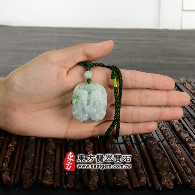 翡翠貔貅項鍊  大小示意照片 （已出售勿下標，可訂做）翡翠貔貅項鍊玉珮（招財貔貅：貔貅牌A貨翡翠貔貅玉珮、緬甸玉貔貅玉墜）。深淺綠色糯種帶飄花翡翠貔貅，PF142。客製化訂做各種翡翠貔貅吊墜玉珮項鍊。★附A貨翡翠雙證書
